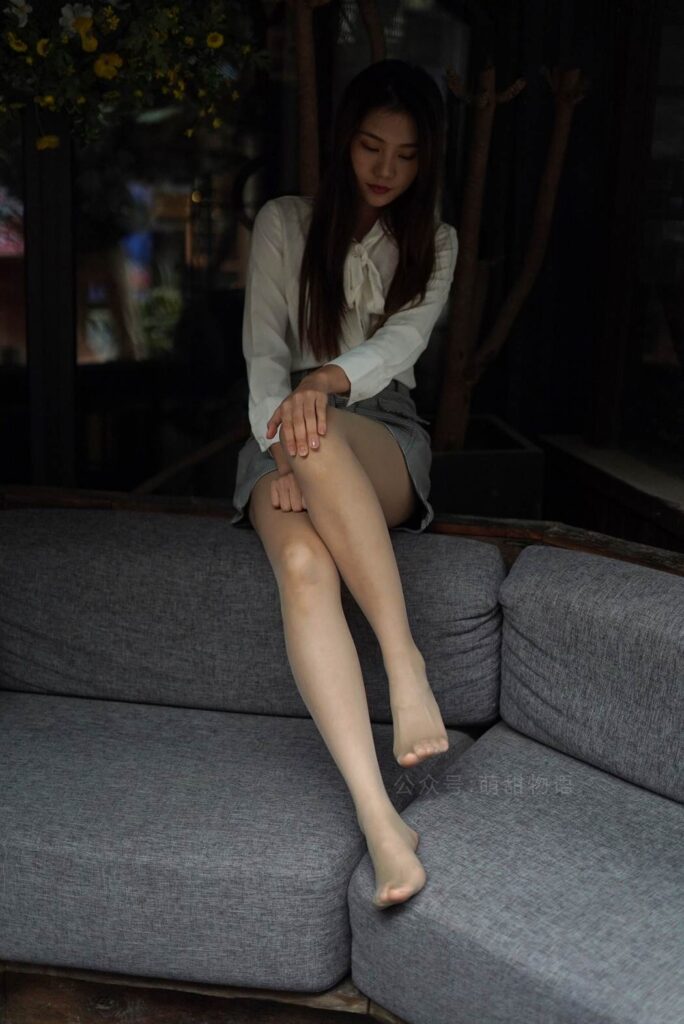 萌甜物語 XM210 笑笑《在路邊的座位玩腳腳》[109P/1V/912MB]插圖3