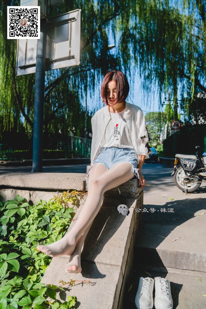 襪澀寫真 VOL.010 當(dāng)穿白絲的妹子遇到大叔 [68P/1.31G]插圖