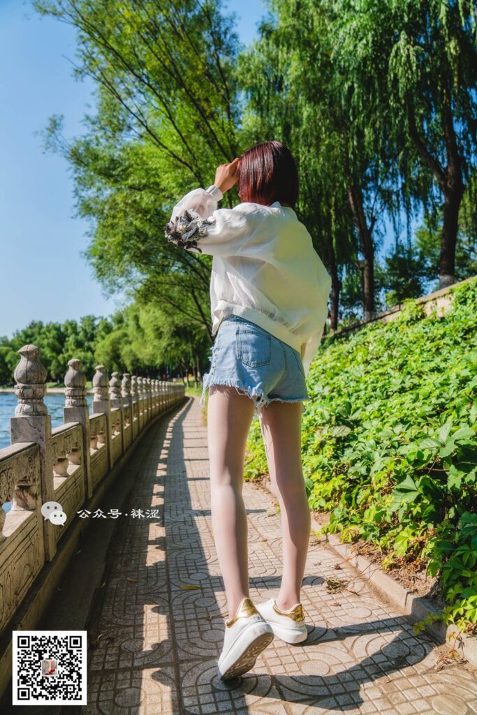 襪澀寫真 VOL.010 當(dāng)穿白絲的妹子遇到大叔 [68P/1.31G]插圖1