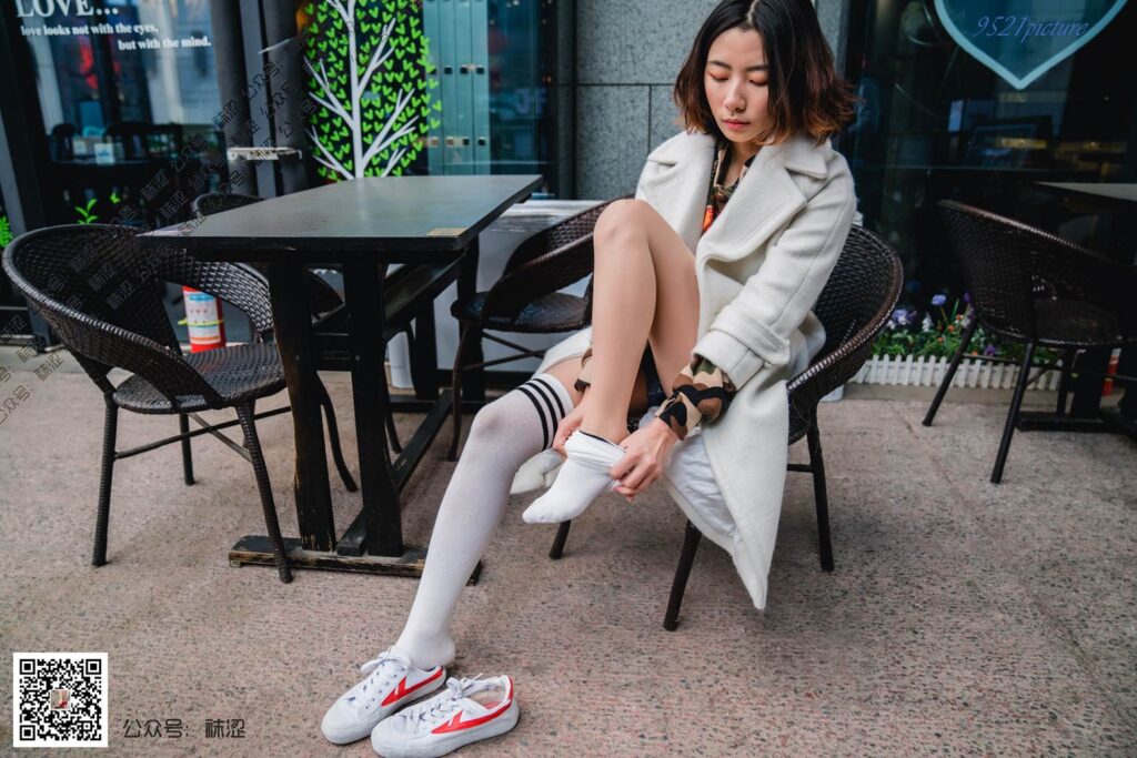 襪澀寫(xiě)真 VOL.022 雪梨肉絲搭白色過(guò)期襪 [48P/1V/1.48G]插圖3