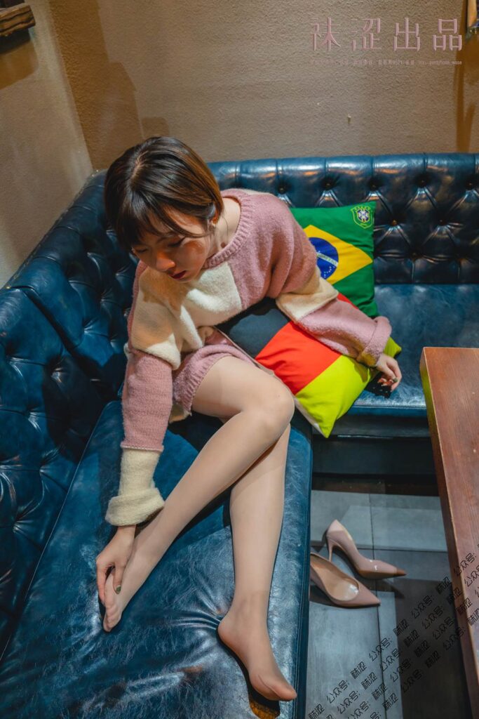 襪澀寫(xiě)真 VOL.030 暖暖的肉絲和大毛衣 [43P/709MB]插圖1