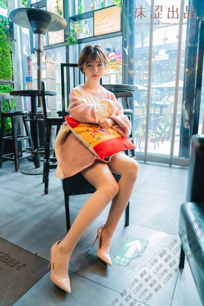 襪澀寫(xiě)真 VOL.030 暖暖的肉絲和大毛衣 [43P/709MB]插圖2