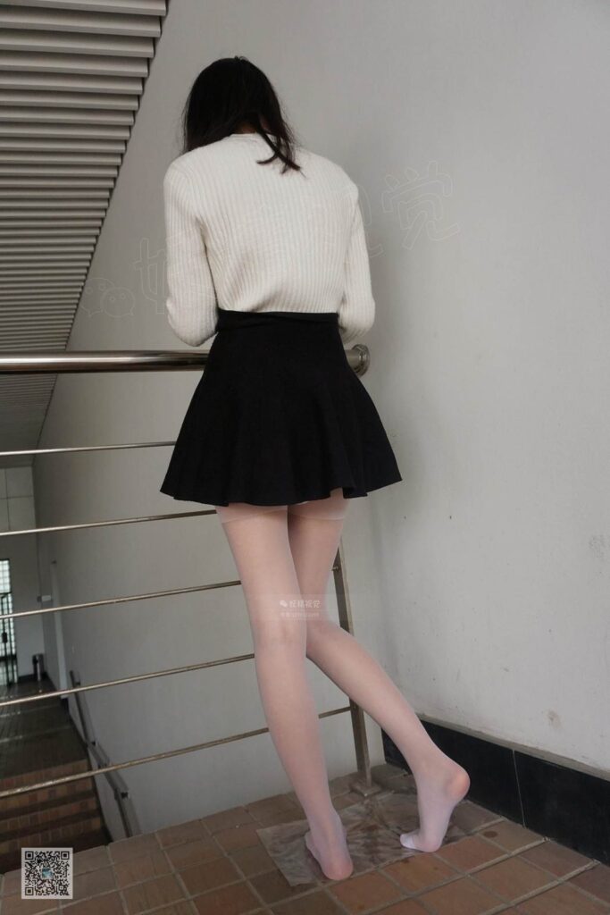 妖精視覺@NO.044 詩詩 風(fēng)吹起 盼回家 白絲襪 [66P/25.3MB]插圖2