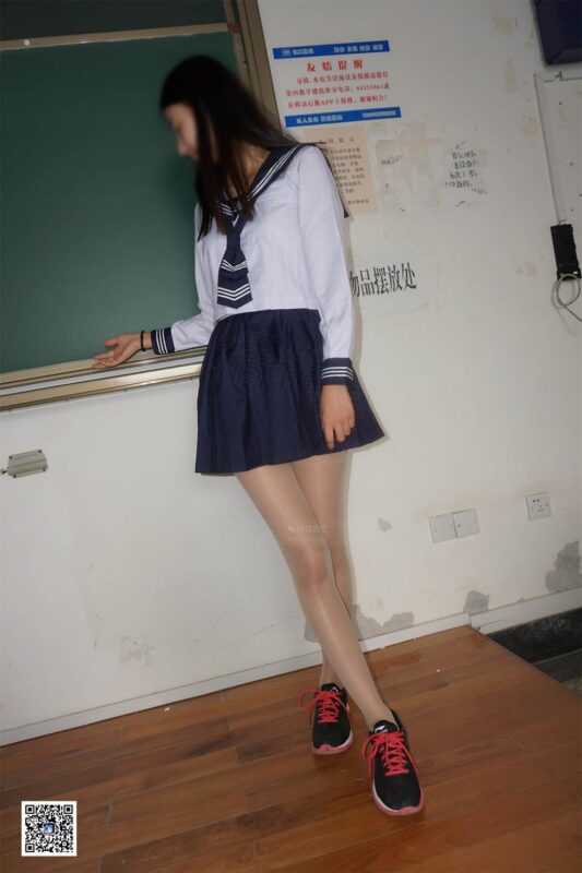 妖精視覺@NO.066 詩詩 課桌上的肉絲襪 [40P/25.1MB]-無料攝影圈