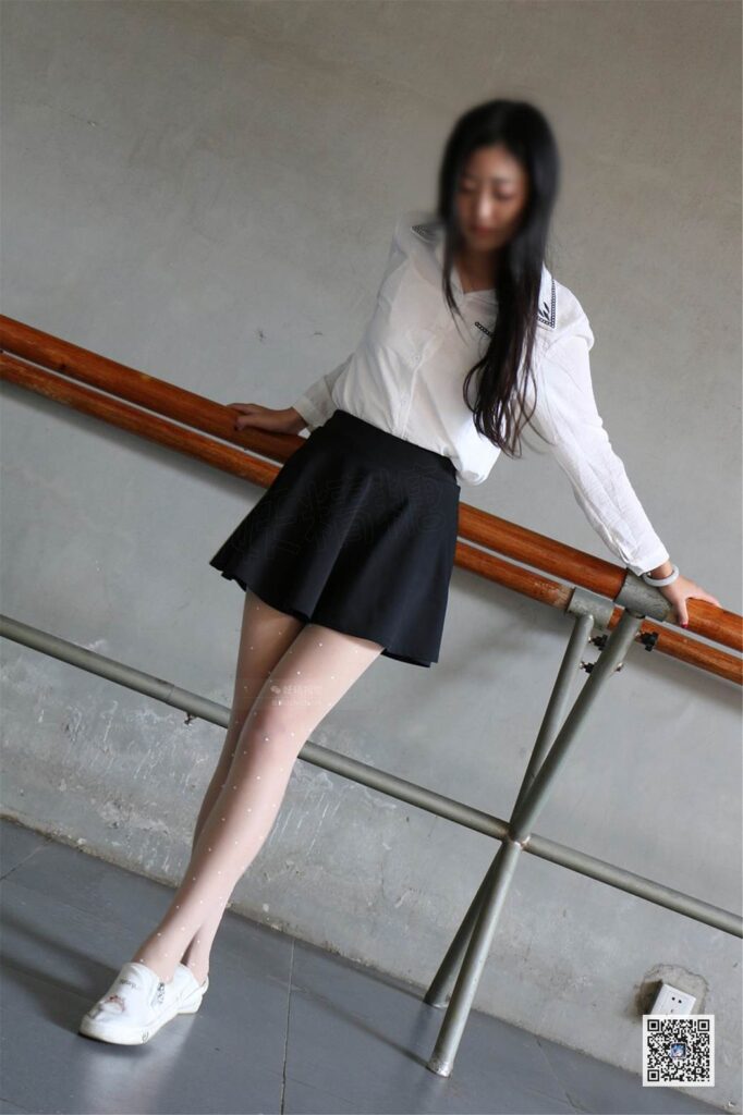 妖精視覺 NO.148 甜甜 雙色白絲襪 [33P/21.8MB]插圖