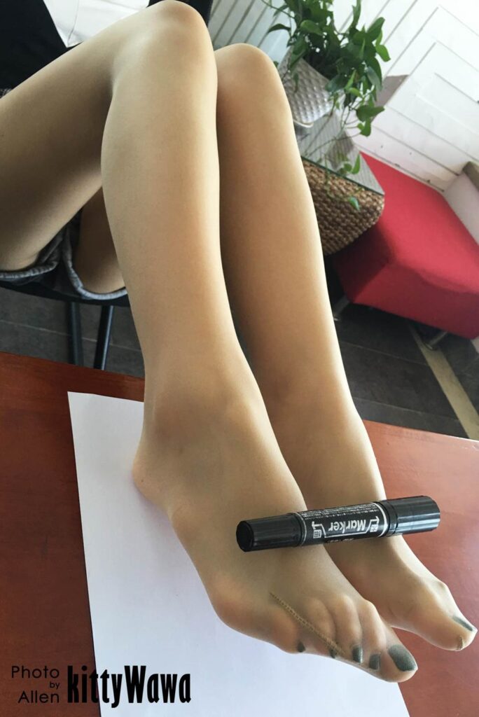 [kittyWawa襪小喵] KT002《玩物：黑色馬克筆》[99P/18MB]插圖1