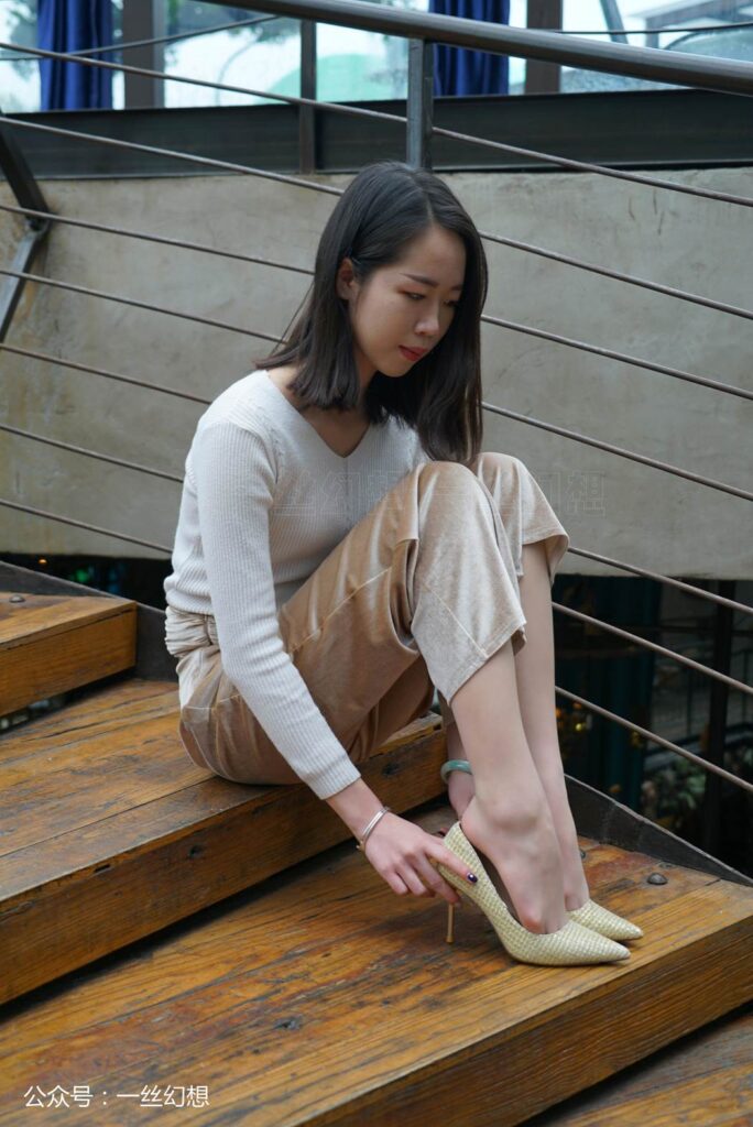 [高絲女子圖鑒]襪小喵×一絲幻想 No.042 茜茜 [59P/110MB]插圖1