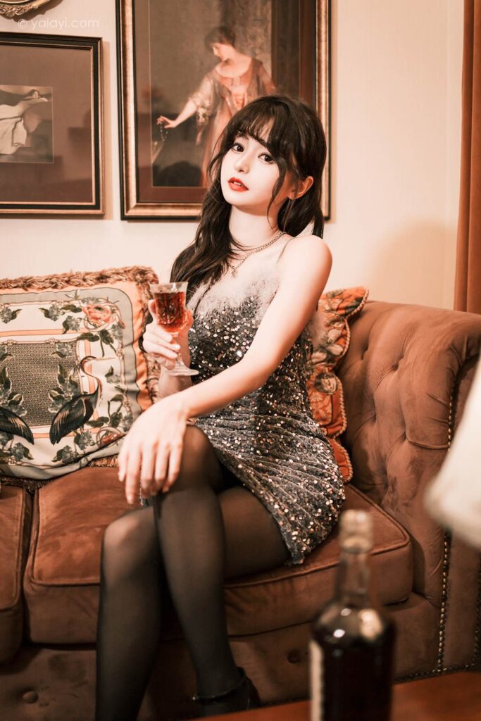 [YALAYI雅拉伊]2023.04.07 NO.1022 優(yōu)雅的小黑裙 小亭[45+1P/666MB]插圖2