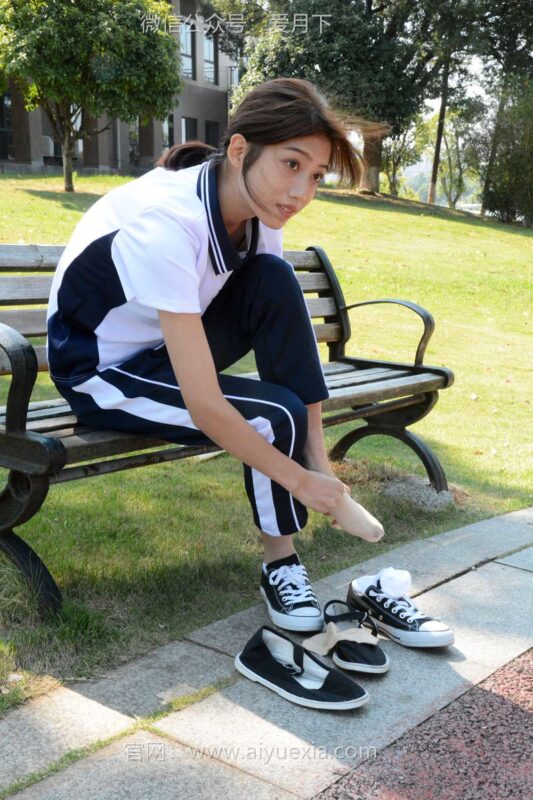 月下攝影 NO.004 秀秀~淺發(fā)校服 其實我喜歡酷酷的，今天第一期被安排了校服！[130P/2V/17.37G]-無料攝影圈