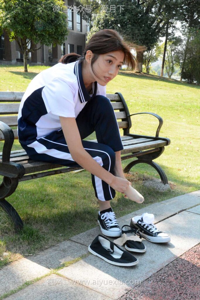 月下攝影 NO.004 秀秀~淺發(fā)校服 其實我喜歡酷酷的，今天第一期被安排了校服！[130P/2V/17.37G]插圖