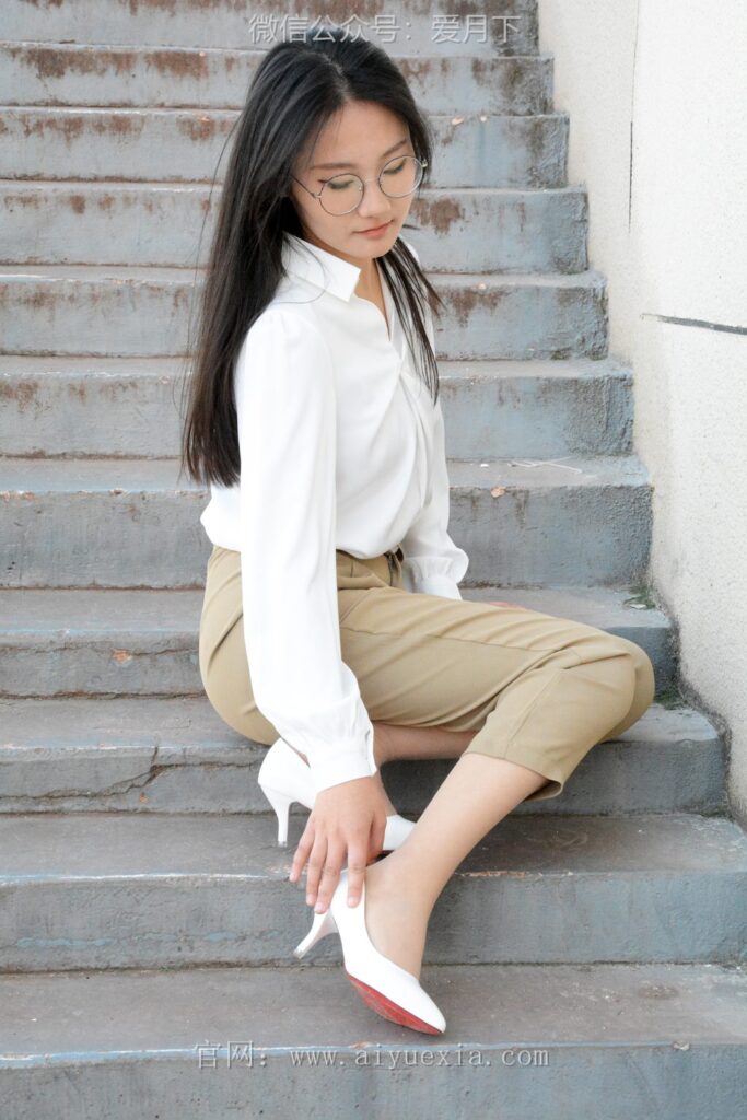 月下攝影 NO.005 恰恰~生活套裝 展示一下平時(shí)去工作中使用的工作裝。略顯成熟！[130P/1V/5.77G]插圖3