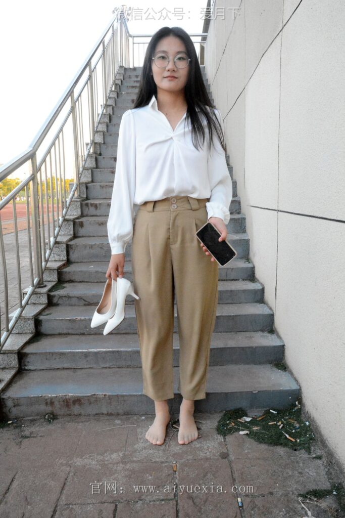 月下攝影 NO.005 恰恰~生活套裝 展示一下平時(shí)去工作中使用的工作裝。略顯成熟！[130P/1V/5.77G]插圖