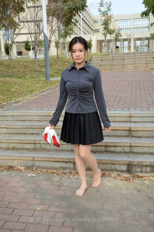 月下攝影 NO.006 茜茜~灰色小JK 這身灰色小JK被我穿出了正裝的感覺！[100P/1V/3.09GB]-無料攝影圈