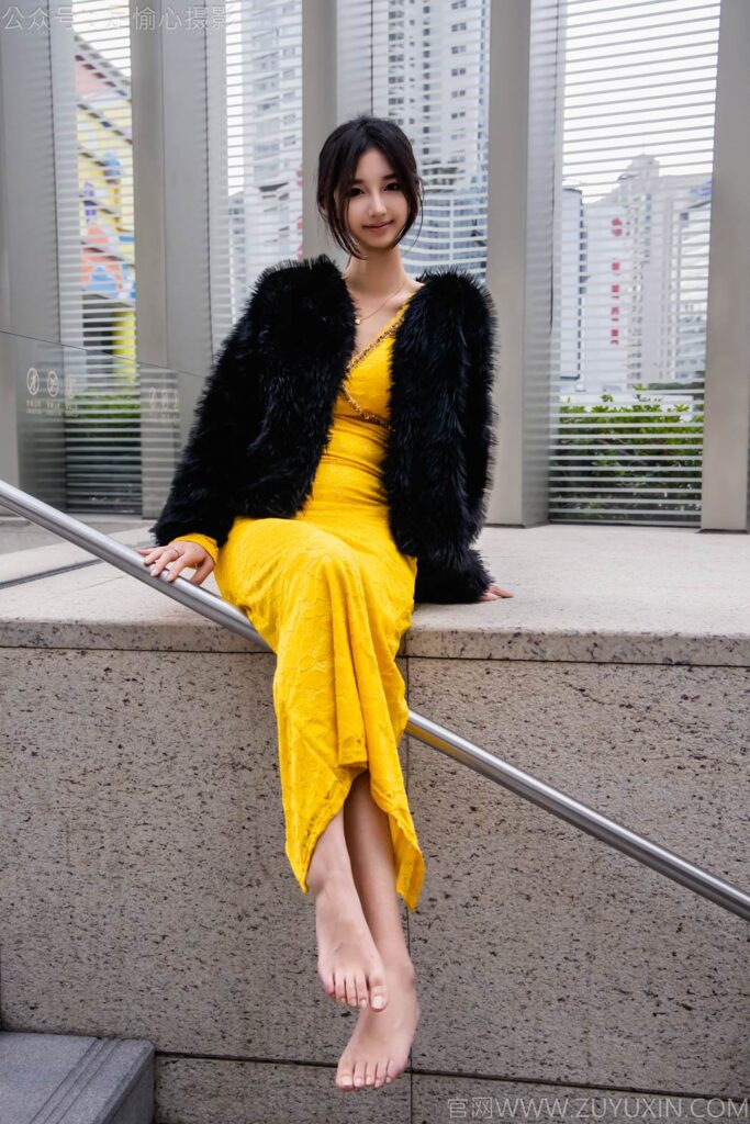 足愉心 NO.010 星朵（搭配：黑色毛衫、黃色連衣裙、絨毛拖鞋、白色棉襪、裸足）[110P/2V/13.6GB]插圖3