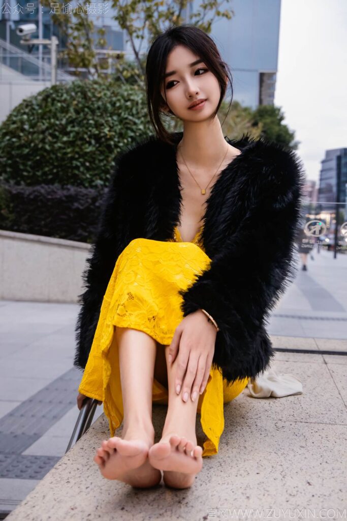 足愉心 NO.010 星朵（搭配：黑色毛衫、黃色連衣裙、絨毛拖鞋、白色棉襪、裸足）[110P/2V/13.6GB]插圖