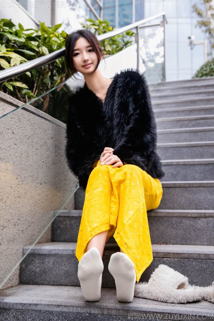 足愉心 NO.010 星朵（搭配：黑色毛衫、黃色連衣裙、絨毛拖鞋、白色棉襪、裸足）[110P/2V/13.6GB]插圖2