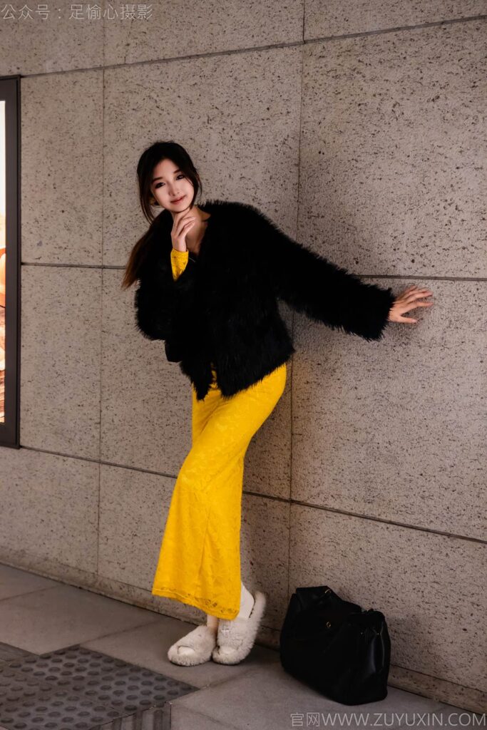 足愉心 NO.010 星朵（搭配：黑色毛衫、黃色連衣裙、絨毛拖鞋、白色棉襪、裸足）[110P/2V/13.6GB]插圖1