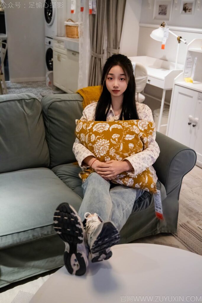 足愉心 NO.012 奶芙（搭配：碎花襯衫、牛仔長褲、運動鞋、白色棉襪、裸足）[110P/2V/14.5GB]插圖2