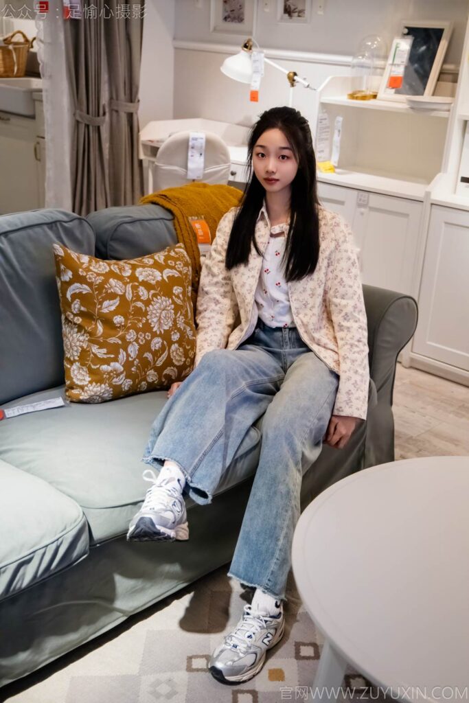 足愉心 NO.012 奶芙（搭配：碎花襯衫、牛仔長褲、運動鞋、白色棉襪、裸足）[110P/2V/14.5GB]插圖1