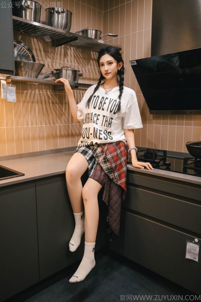 足愉心 NO.015 可樂(lè)（搭配：紅色夾克、白T、短裙、馬丁靴、肉絲色襪、白棉襪）[120P/2V/12.8GB]插圖2