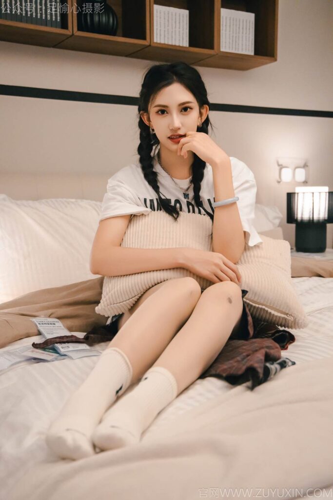 足愉心 NO.015 可樂(lè)（搭配：紅色夾克、白T、短裙、馬丁靴、肉絲色襪、白棉襪）[120P/2V/12.8GB]插圖3