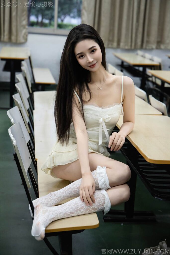 足愉心 NO.017 南南（搭配：針織長衣、白色吊帶、運(yùn)動(dòng)鞋、白色絲襪、裸足）[110P/2V/9.49GB]插圖2