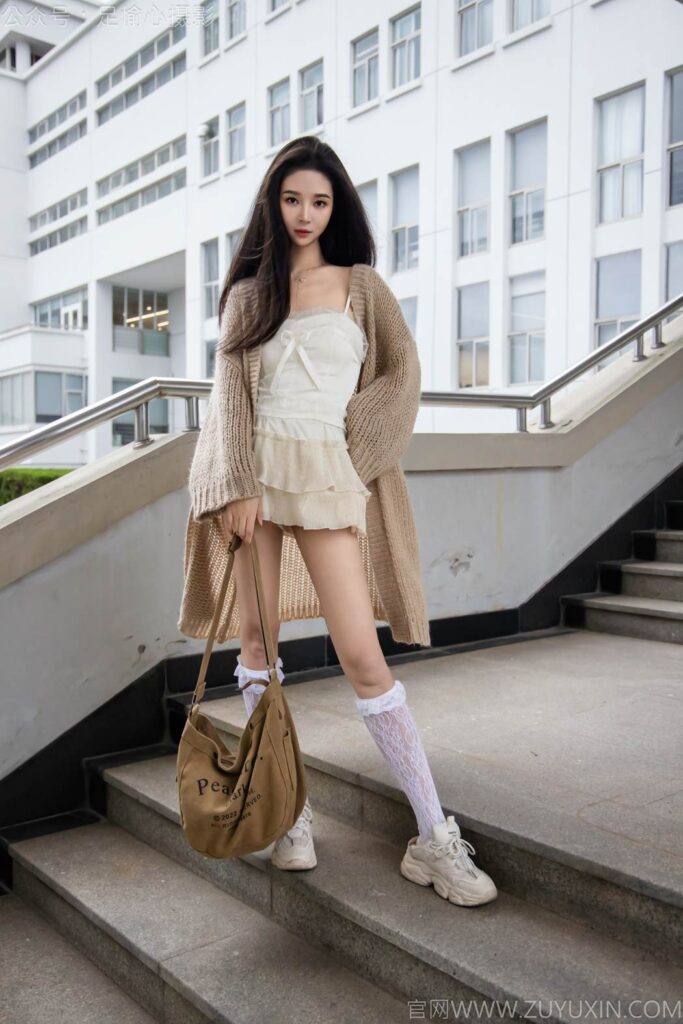 足愉心 NO.017 南南（搭配：針織長衣、白色吊帶、運(yùn)動(dòng)鞋、白色絲襪、裸足）[110P/2V/9.49GB]插圖