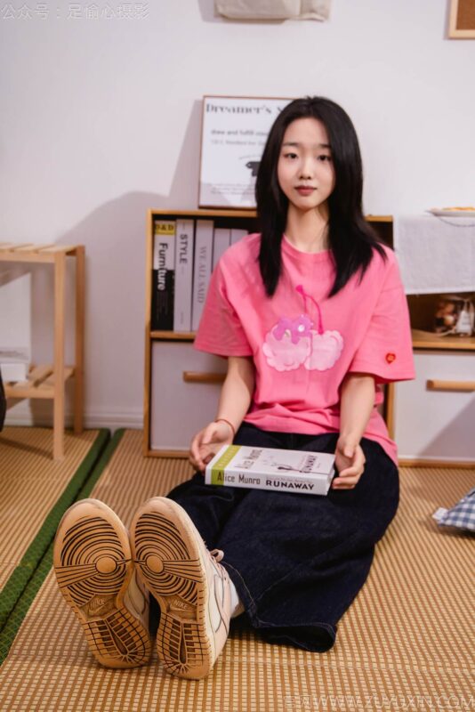 足愉心 NO.018 奶芙（搭配：粉色T恤、牛仔長褲、運動鞋、白色棉襪、裸足）[110P/2V/16.3GB]-無料攝影圈