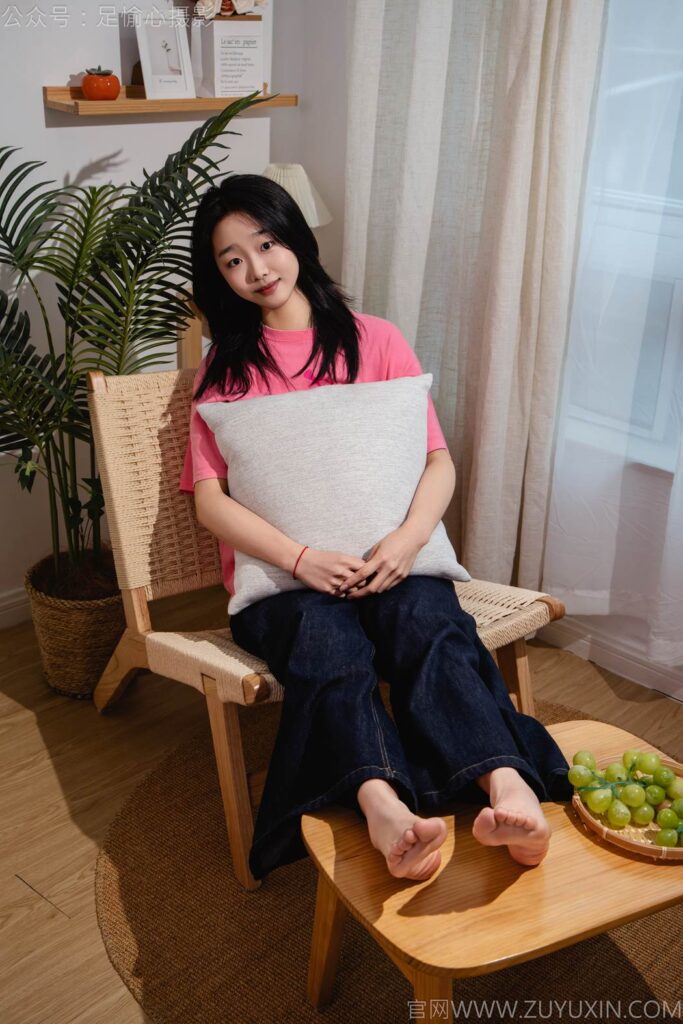 足愉心 NO.018 奶芙（搭配：粉色T恤、牛仔長(zhǎng)褲、運(yùn)動(dòng)鞋、白色棉襪、裸足）[110P/2V/16.3GB]插圖3