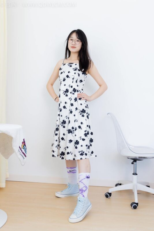 物戀傳媒 NO.2403 小椿-帆布鞋、白紫棉襪、裸足[155P/1V/3.55GB]-無料攝影圈