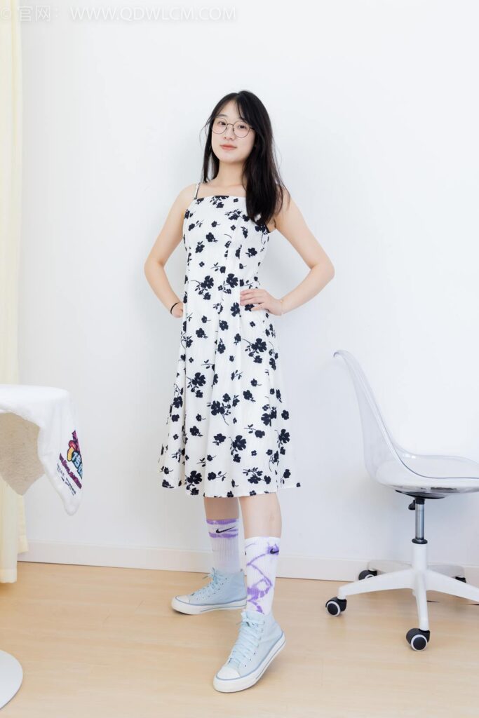 物戀傳媒 NO.2403 小椿-帆布鞋、白紫棉襪、裸足[155P/1V/3.55GB]插圖