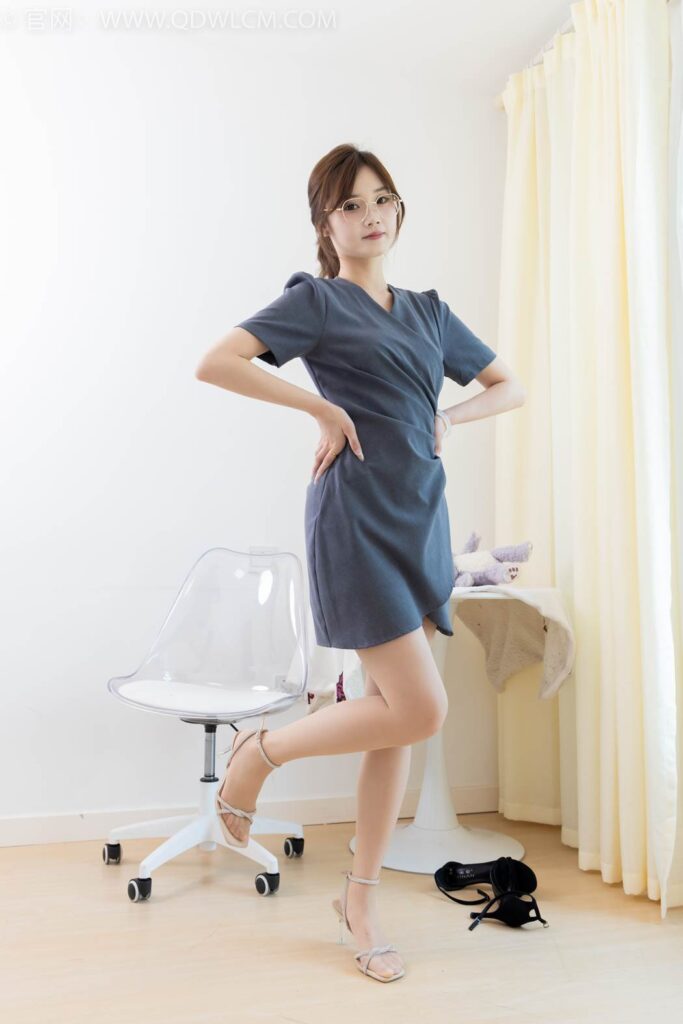 物戀傳媒 NO.2413 橙子-三雙高跟涼鞋、薄肉絲、裸足[150P/1V/5.81GB]插圖1