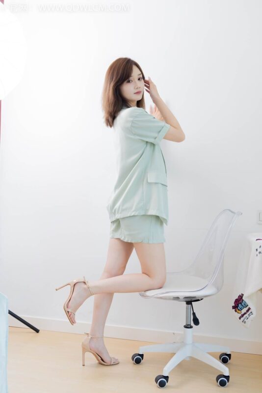 物戀傳媒 NO.2420 橙子-三雙高跟鞋、薄肉絲、裸足[150P/1V/6.91GB]-無料攝影圈