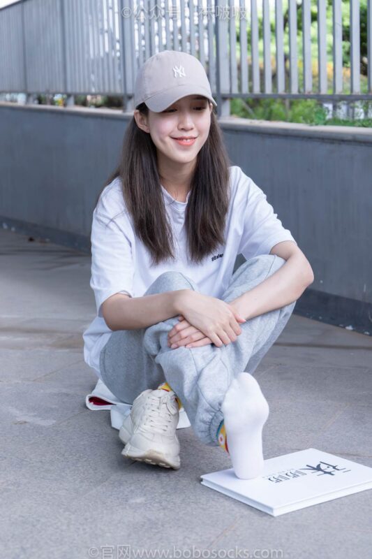 [BoBoSocks襪啵啵]NO.012 泡芙-運動鞋、白棉襪、裸足 [132P/1V/3.65GB]-無料攝影圈