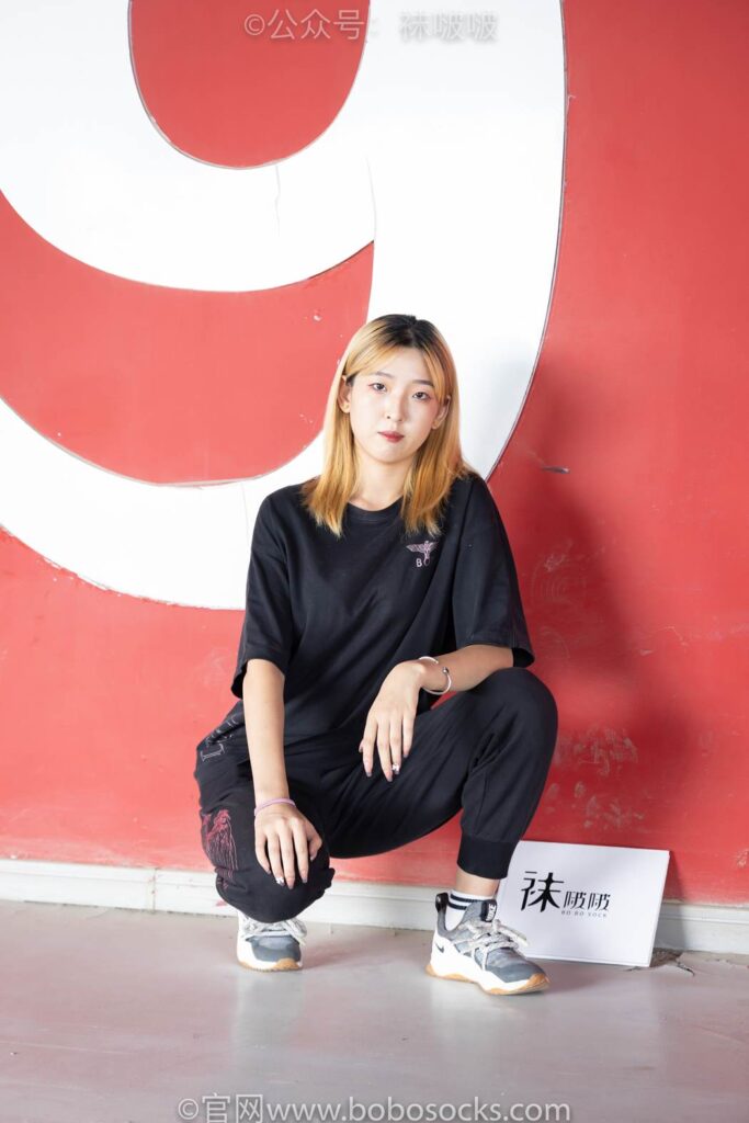 [BoBoSocks襪啵啵]NO.018 木木-運(yùn)動(dòng)鞋、白棉襪、裸足 [136P/1V/3.94GB]插圖2