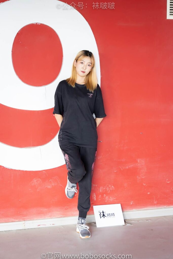 [BoBoSocks襪啵啵]NO.018 木木-運(yùn)動(dòng)鞋、白棉襪、裸足 [136P/1V/3.94GB]插圖1