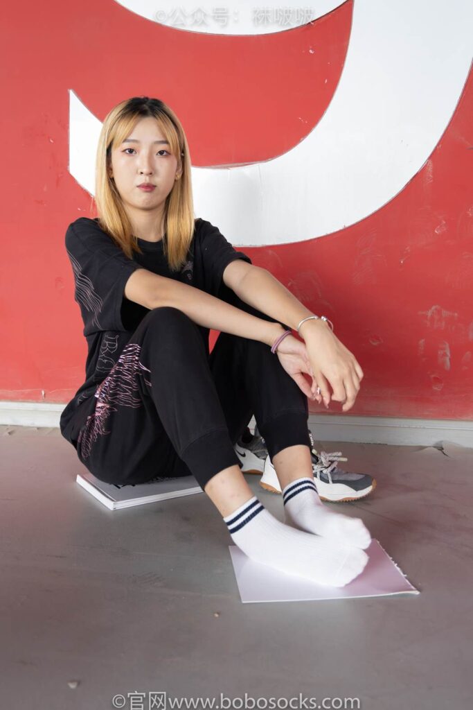 [BoBoSocks襪啵啵]NO.018 木木-運(yùn)動(dòng)鞋、白棉襪、裸足 [136P/1V/3.94GB]插圖3