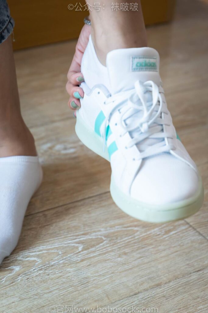 [BoBoSocks襪啵啵]NO.024 涵涵-板鞋、白棉襪、裸足 [134P/1V/3.93GB]插圖2