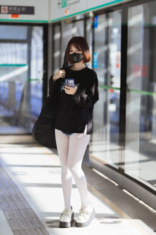 洛桑w伊梓 002 地鐵吉他 [26P/275MB]-無(wú)料攝影圈