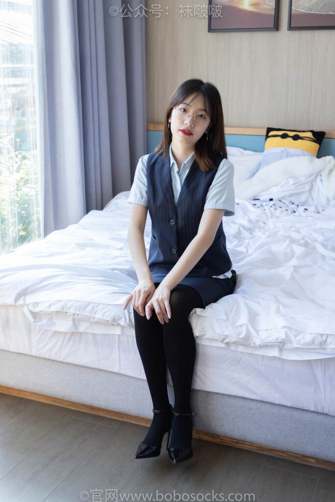 [BoBoSocks襪啵啵]NO.038 小甜豆-建行行服、高跟鞋、厚黑絲 [131P/1V/6.37GB]插圖1