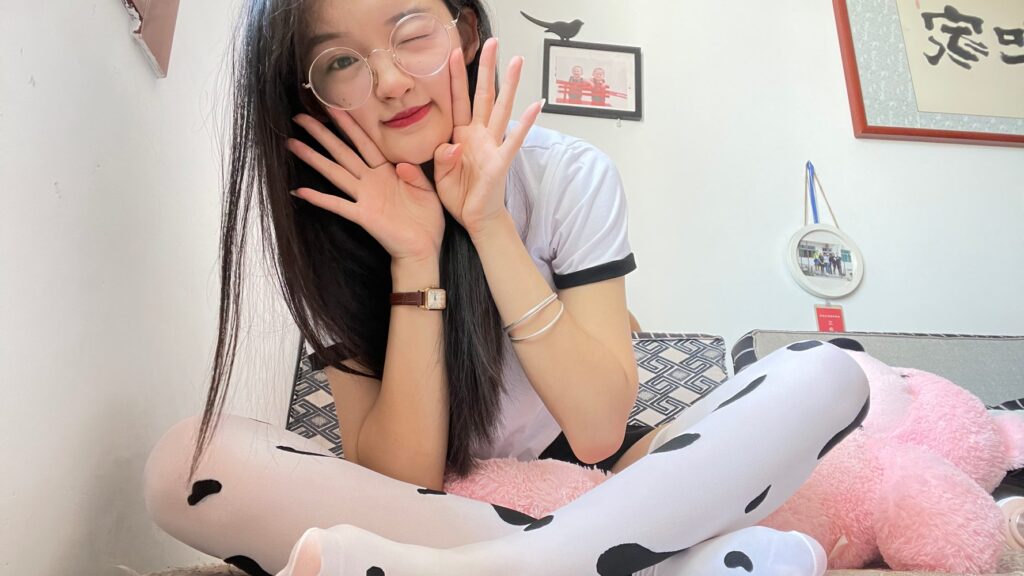 大學(xué)生鎂足，居家第三期，可愛jiojio，腿超級長哦，真實記錄每天狀態(tài) [220P/1.61G]插圖1