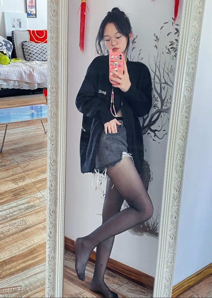 大學(xué)生鎂足，居家第三期，可愛jiojio，腿超級長哦，真實記錄每天狀態(tài) [220P/1.61G]插圖