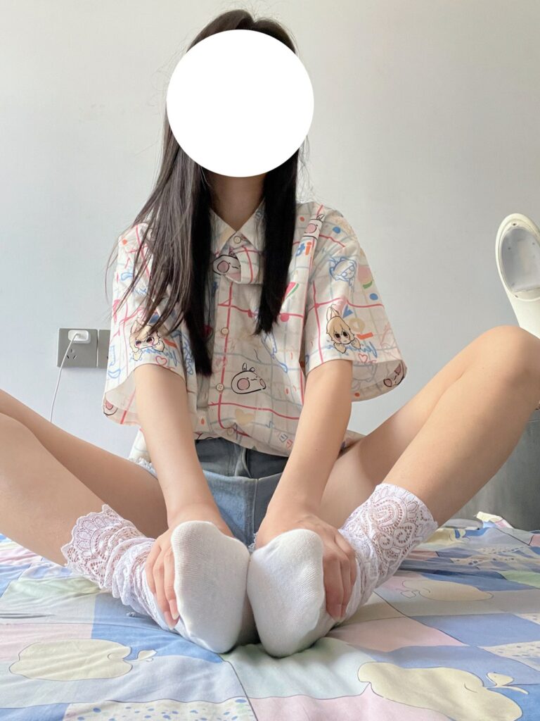 大學生鎂足，居家第四期，白襪、黑灰絲、長筒襪、至服、裸足等各種狀態都有哦! [224P/1.61G]插圖