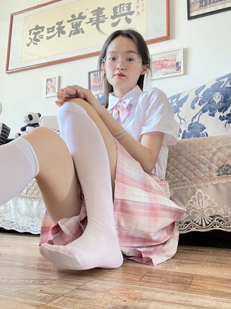 大學生鎂足，居家第四期，白襪、黑灰絲、長筒襪、至服、裸足等各種狀態都有哦! [224P/1.61G]插圖1