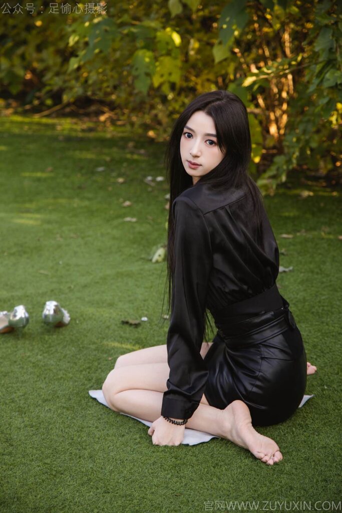 足愉心 NO.020 云悅（搭配：黑色襯衫、皮裙、高跟鞋、裸足）[120P/2V/11.2GB]插圖