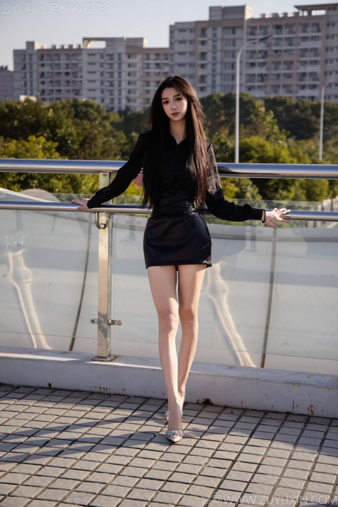 足愉心 NO.020 云悅（搭配：黑色襯衫、皮裙、高跟鞋、裸足）[120P/2V/11.2GB]插圖1
