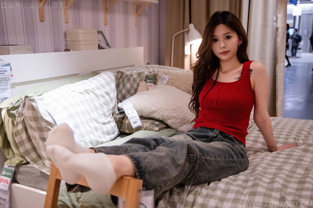 足愉心 NO.021 心凌（搭配：紅色吊帶、牛仔長褲、寬松板鞋、白色棉襪、裸足）[125P/2V/11.9GB]插圖3