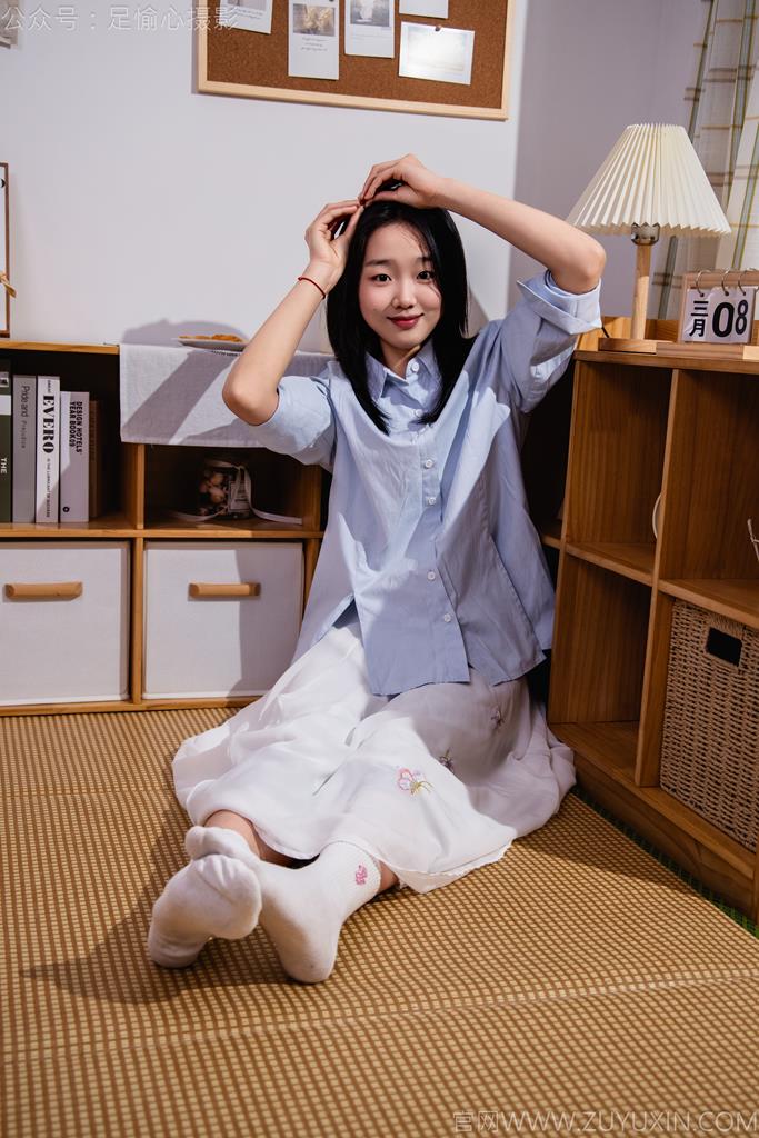 足愉心 NO.023 奶芙（搭配：藍色襯衫、白色長裙、帆布鞋、白色棉襪、裸足）[111P/2V/16.2GB]插圖2