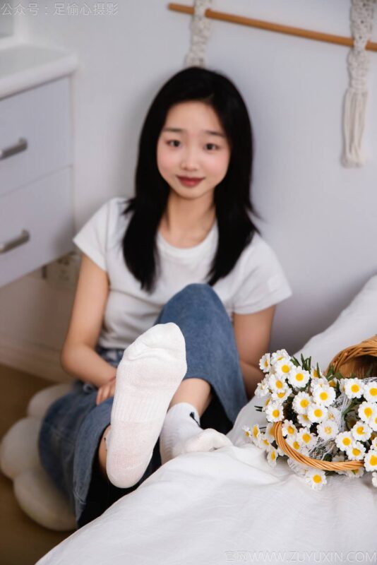 足愉心 NO.027 奶芙（搭配：白色T恤、牛仔長(zhǎng)褲、德訓(xùn)鞋、白色棉襪、裸足）[110P/2V/19.4GB]-無料攝影圈