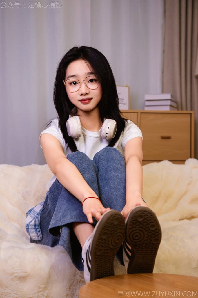 足愉心 NO.027 奶芙（搭配：白色T恤、牛仔長(zhǎng)褲、德訓(xùn)鞋、白色棉襪、裸足）[110P/2V/19.4GB]插圖2